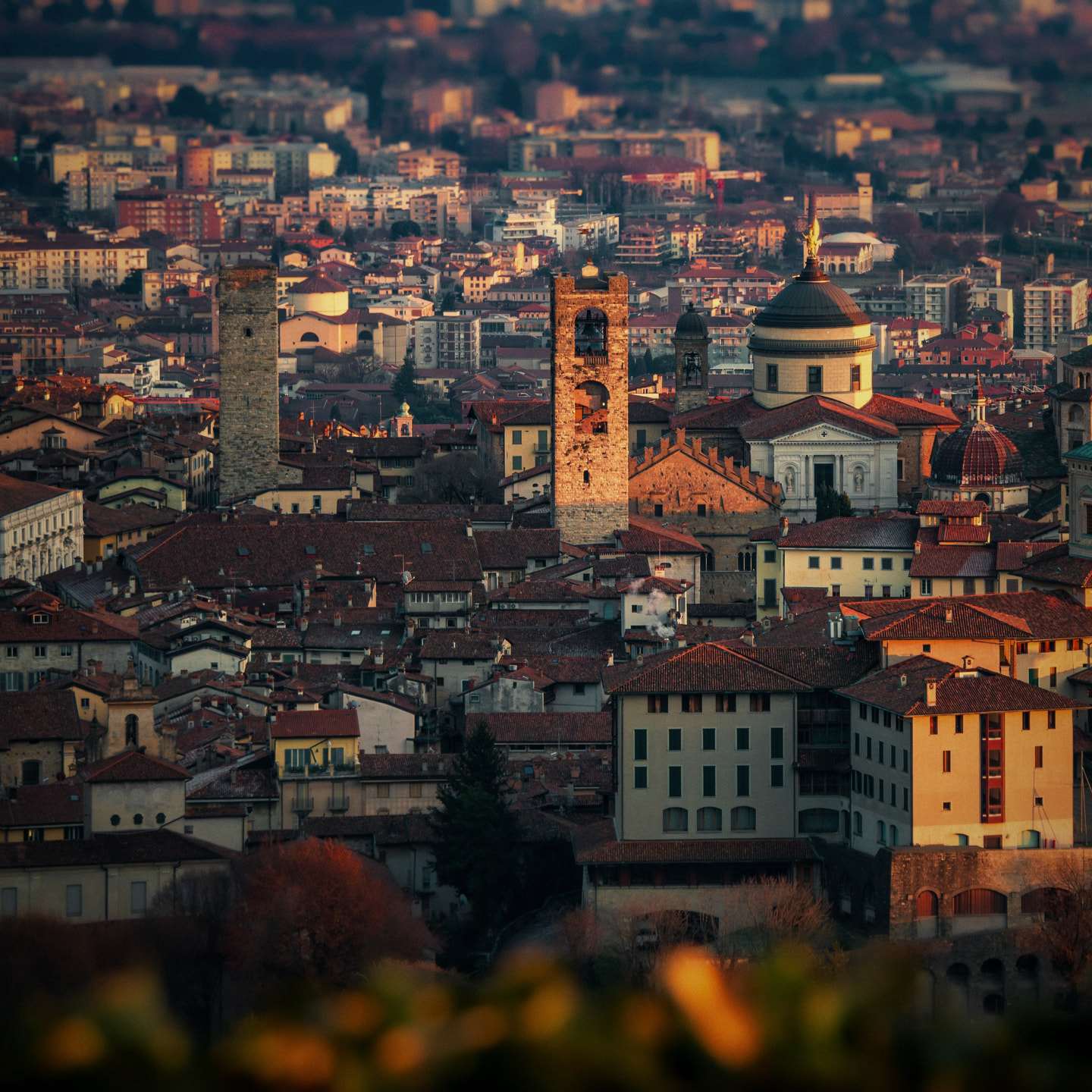 Bergamo, la Città Alta all’ora d’oro con le torri e le cupole sopra i tetti